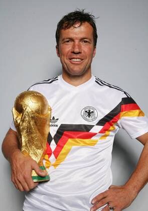 Lothar Matthäus - Weltmeister 1990 mit Deutschland - posiert im Nationaltrikot von 1990 mit dem WM Pokal