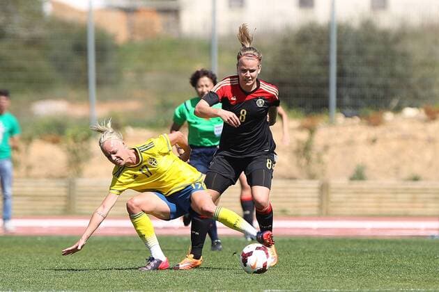 v.li.: Caroline Seger (Schweden) im Zweikampf, Duell, duel, tackle mit Lena Petermann (Deutschland) Fussball, Algarve Cup 2015, Schweden - Deutschland, xfsx