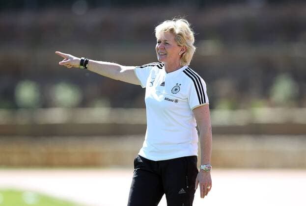 v.li.: Bundestrainerin Silvia Neid (Deutschland) gibt Anweisungen, gestikuliert, mit den Armen gestikulieren, gives instructions, gesticulate Fussball, Algarve Cup 2015, Schweden - Deutschland, xmrx