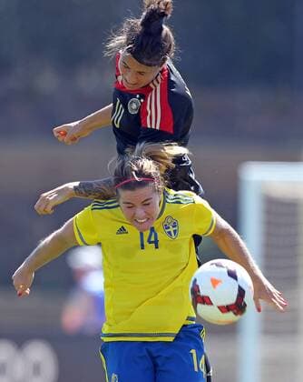 v.li.: Dzsenifer Marozsan (Deutschland) gegen Hanna Folkesson (Schweden) im Zweikampf, Duell, duel, tackle, Aktion, Action Kopfball, header Fussball, Algarve Cup 2015, Schweden - Deutschland, xmrx