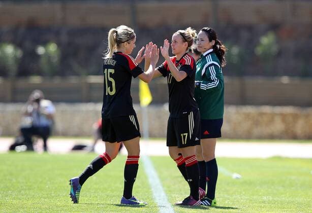 v.li.: Kathrin Hendrich (Deutschland) und Jennifer Cramer (Deutschland) Wechsel, Auswechselung, Einwechselung, substitution Fussball, Algarve Cup 2015, Schweden - Deutschland, xmrx