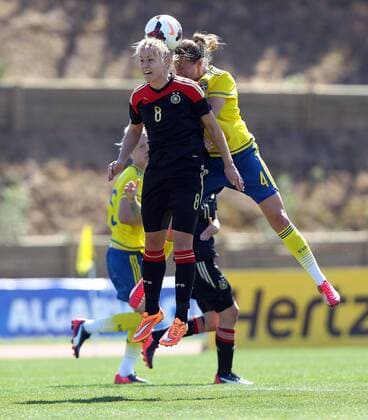 v.li.: Lena Petermann (Deutschland) gegen Emma Berglund (Schweden) im Zweikampf, Duell, duel, tackle, Aktion, Action Kopfball, header Fussball, Algarve Cup 2015, Schweden - Deutschland, xmrx