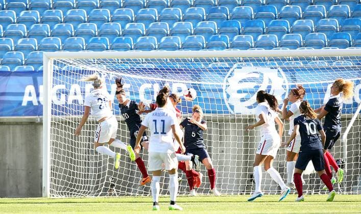 v.li.: Nr 26 Julie Johnston (USA) erzielt das Tor zum 1:0, scores the goal, Aktion, Action per Kopfball, header Fussball, Algarve Cup 2015, USA - Frankreich, xmrx