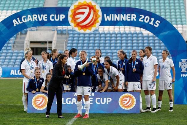 v.li.: Christie Rampone (USA) mit dem Algarve Cup, Pokal, Sieger 2015, Team USA, Fussball, Algarve Cup 2015, USA - Frankreich, xfsx