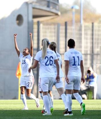 v.li.: Nr 23 Christen Press (USA) mit Torjubel, celebrate the goal, goal celebration, Jubel über das Tor 2:0 Fussball, Algarve Cup 2015, USA - Frankreich, xmrx