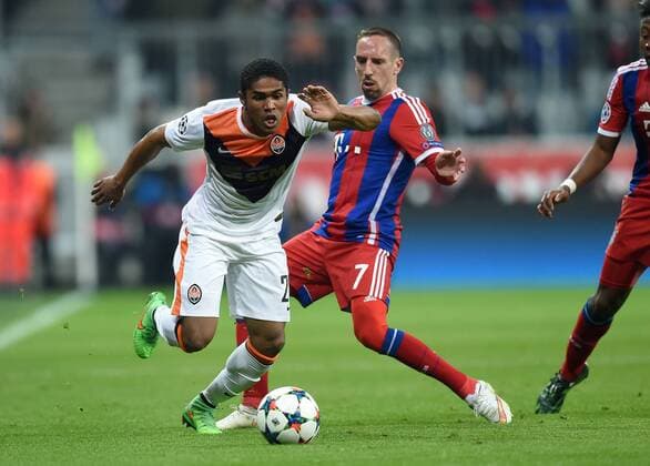 FUSSBALL CHAMPIONS LEAGUE SAISON 2014 2015 ACHTELFINAL RUECKSPIEL FC Bayern Muenchen - FC Schachtar Donezk 11.03.2015 Douglas Costa (li, FC Shakhtar Donetsk) gegen Franck Ribery (re, FC Bayern Muenchen) 