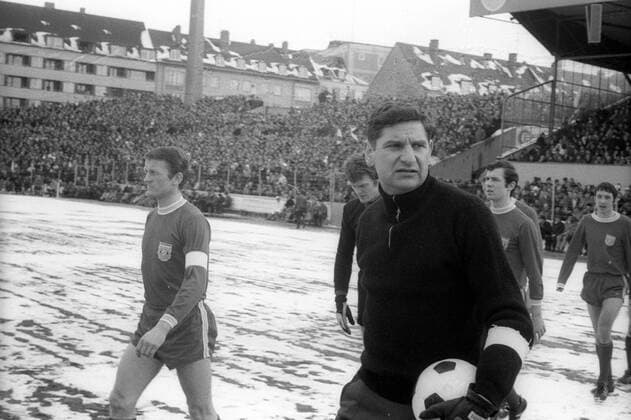 TSV 1860 München - FC Bayern München: Die Kapitäne Werner Olk (li., Bayern) und Petar Radenkovic (1860) beim Einlaufen