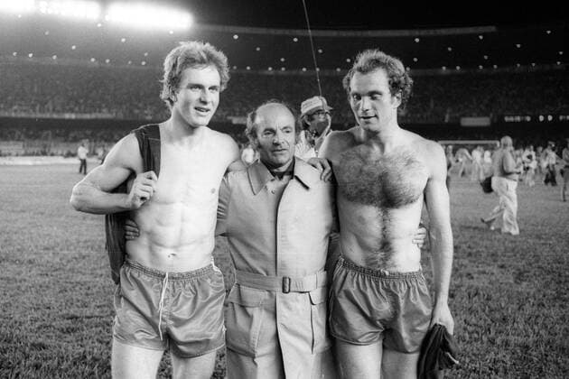 Weltpokalsieger FC Bayern München, v.li.: Karl Heinz Rummenigge, Trainer Dettmar Cramer, Uli Hoeneß