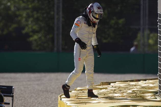 13.03.2015 - Free Practice 2, Crash, Kevin Magnussen (DEN) McLaren Honda MP4-30. Australian Grand Prix, Melbourne 2015 