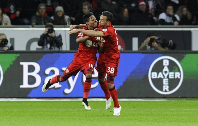 Fussball, Bundesliga, Deutschland, Herren, Saison 2014 2015, 25. Spieltag, BayArena Leverkusen, Bayer Leverkusen (rot) - VfB Stuttgart (schwarz); Jubel Wendell (Leverkusen) nach seinem Tor zum 1:0, zusammen mit Karim Bellarabi (Leverkusen). Jubel, Freude, Aktion.