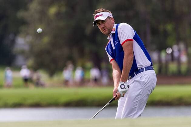 3 13 2015 - Palm Harbor FL, USA - Ian Poulter chips onto the 2nd hole green at the Innisbrook Resort (Copperhead) in Palm Harbor FL. DelMecum Cal Media PGA Golf Herren Golf 2015: Valspar Championship Round 2 MARCH 13 - ZUMAc04_