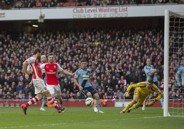 14.03.2015. London, England. Barclays Premier League. Arsenal versus West Ham. Arsenal s Mathieu Flamini scores to make it 3-0. xNigelxCookex  ActionPlus11604839