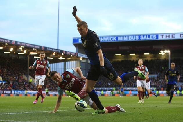 Last ditch defending from Jason Shackell of Burnley keeps Edin Dzeko of Manchester City at bay - Burnley vs. Manchester City - Barclay s Premier League - Turf Moor - Burnley - 14 03 2015 Pic Philip Oldham Sportimage EDITORIAL USE ONLY. No use with unauthorised audio, video, data, fixture lists, club league logos or live services. Online in-match use limited to 120 images, no video emulation. No use in betting, games or single club league player publications.