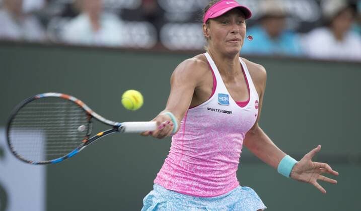(150315) -- INDIAN WELLS, Belgium s Yanina Wickmayer returns a shot to Russia s MariaSharapova during the women s singles second round match at the 2015 BNP Paribas Open at the Indian Wells Tennis Garden, the United States, March 14, 2015. Wickmayer lost 0-2. ) (SP)US-INDIAN WELLS-TENNIS-BNP PARIBAS OPEN YangxLei 