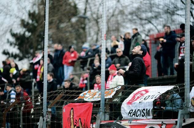 Fußball, Stadiongeschichte SC Fortuna Köln SC Fortuna Köln - Borussia Dortmund II 0-0 Südstadion Köln 3. Liga 2014 2015 14.03.2015 Das Team von Fortuna Köln muss gegen die Reserve des BVB spielen, nachdem in der Nacht zum Samstag Fortuna-Präsident Klaus Ulonska verstarb. Die Fans Im Südstadion sind nach dem plötzlichen Tod des Präsidenten geschockt.