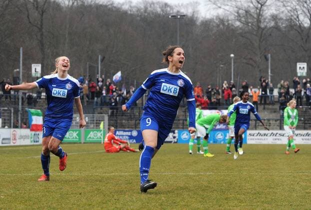 Jubel nach dem Tor zum 2-0: Pauline BREMER, Torschuetzin Natasa ANDONOVA (vl beidePOT) feiern den Treffer. Hinten: Enttaeuscht Torhueterin Almuth SCHULT (VfL) sitzt am Boden. Fussball Frauen 1.Bundesliga - Saison 2014 2015, 17.Spieltag: 1.FFC Turbine Potsdam - VfL Wolfsburg in Potsdam, Deutschland am 15.03.2015,
