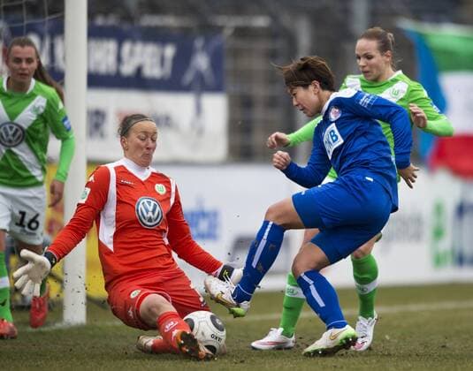 Strafraumaktion: Torhueterin Almuth SCHULT (2vl VfL) - Nasano NAGASATO (vorn POT) Fussball Frauen 1.Bundesliga - Saison 2014 2015, 17.Spieltag: 1.FFC Turbine Potsdam - VfL Wolfsburg in Potsdam, Deutschland am 15.03.2015,