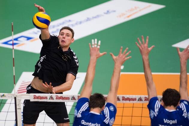 15.03.2015, ZF Arena, Friedrichshafen Volleyball, Bundesliga Maenner, VfB Friedrichshafen vs. CV Mitteldeutschland Angriff Jan Krol ( 6 Mitteldeutschland) - Block Doppelblock Maarten van Garderen ( 4 Friedrichshafen), Nicholas Vogel ( 7 Friedrichshafen)