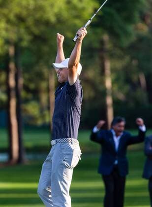 3 15 2015 - Palm Harbor FL, USA - Jordan Spieth celebrates his winning putt on the 17th hole of the 3 way playoff at the Innisbrook Resort (Copperhead) in Palm Harbor FL. DelMecum Cal Media PGA Golf Herren Golf 2015: Valspar Championship FINAL Round MARCH 15 - ZUMAc04_