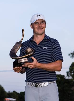 3 15 2015 - Palm Harbor FL, USA - Jordan Spieth with his Valspar Championship Trophy after winning on the 17th hole after a 3 way playoff at the Innisbrook Resort (Copperhead) in Palm Harbor FL. DelMecum Cal Media PGA Golf Herren Golf 2015: Valspar Championship FINAL Round MARCH 15 - ZUMAc04_