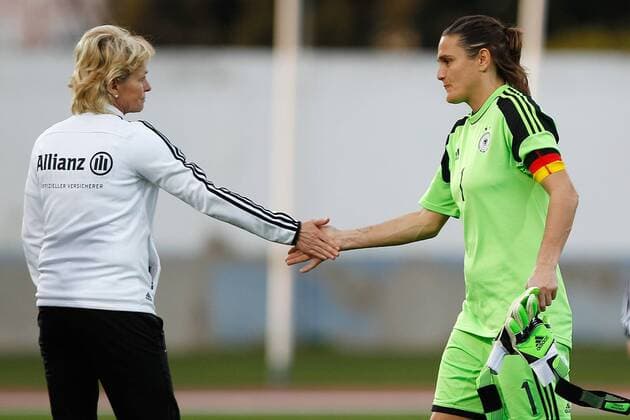 v.li.: Bundestrainerin Silvia Neid (Deutschland) klatscht mit Nadine Angerer (Deutschland) ab. Fussball, Algarve Cup 2015, Deutschland - Schweden, xfsx