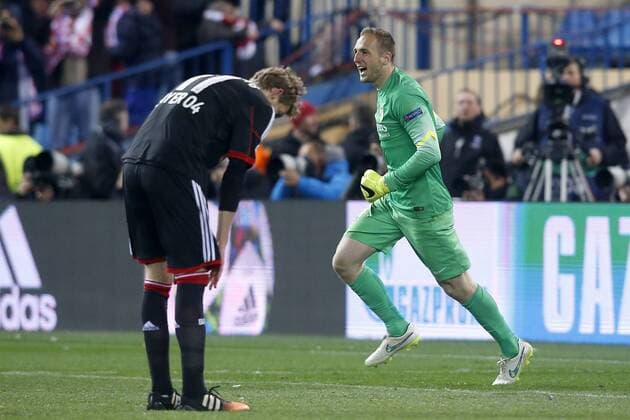 Atletico de Madrid s Jan Oblak (r) celebrates the victory in the Round of 16 of UEFA Champions League in presence of Bayer 04 Leverkusen s Stefan Kiessling dejected after the match.March 17,2015.  (20150301714)