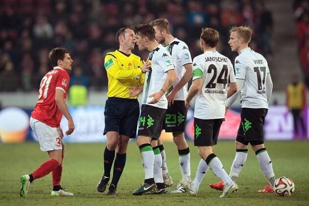 Jonas HOFMANN (MZ, l.), Schiedsrichter Marco Fritz, Granit XHAKA (MG, 3.v.l.). Rudelbildung, Fussball 1. Bundesliga, 24. Spieltag, 1. FSV Mainz 05 (MZ) - Borussia Moenchengladbach (MG) 2:2, am 07.03.15 in Mainz Deutschland.