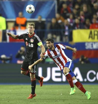 Foto: lars Bender ( Bayer 04 ) , gegen Raul Garcia , rechts Fussball - Championsleague am Di. 17.03.2015 Achtelfinale, Atletico Madrid - Bayer 04 Leverkusen