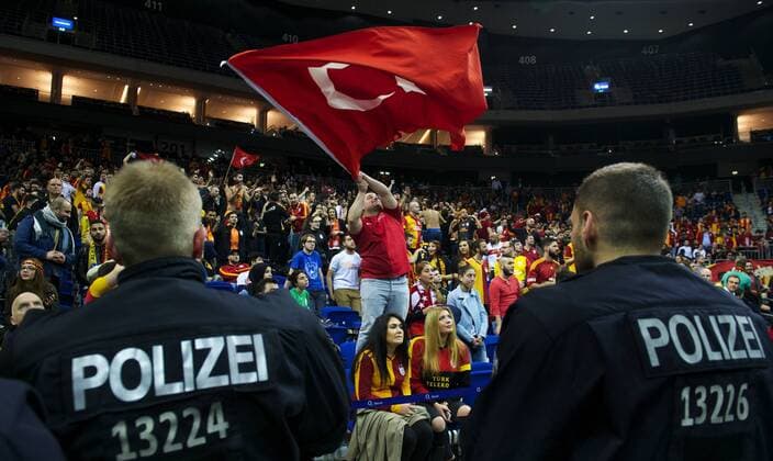 Basketball Berlin 19.03.2015 Euroleague Saison 2015 2015 Top 16 Galatasaray Istanbul Ausschreitungen Randale Türkischer Fans in der O2 World vor dem Spiel Polizei Galatasaray Fans