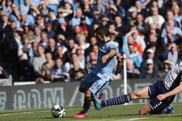 21.03.2015. Manchester, England. Barclays Premier League. Manchester City versus West Bromwich Albion. Manchester City striker Sergio Ag& xfc;ero shoots against West Bromwich keeper Boaz Myhill as he breaks clear in the box xAlanxMartinx  ActionPlus11606878