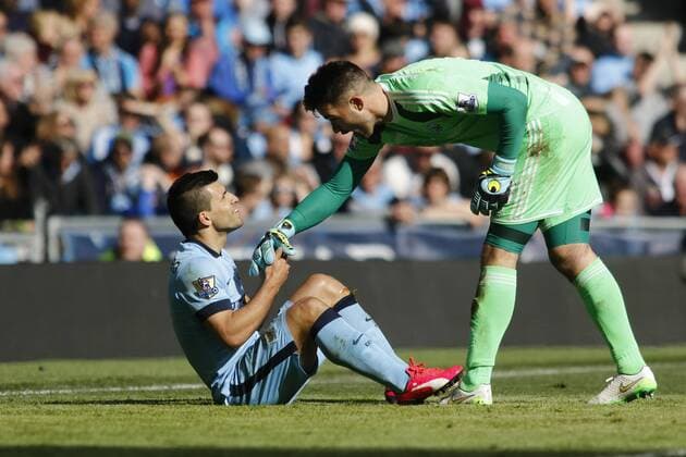 21.03.2015. Manchester, England. Barclays Premier League. Manchester City versus West Bromwich Albion. Manchester City striker Sergio Ag& xfc;ero is helped up by West Bromwich keeper Boaz Myhill after he is denied a penalty for their collision. xAlanxMartinx  ActionPlus11606918