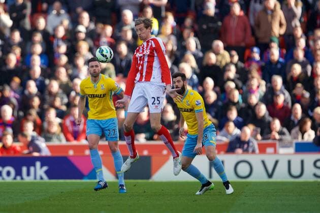 21.03.2015. Stoke, England. Barclays Premier League. Stoke City versus Crystal Palace. Stoke City forward Peter Crouch brings the ball down on his chest. xTimxWilliamsx  ActionPlus11606928