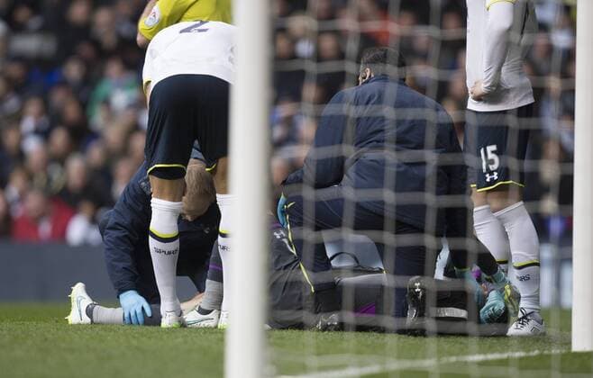 21.03.2015. London, England. Barclays Premier League. Tottenham Hotspur versus Leicester. Tottenham Hotspur s Hugo Lloris lays injured in the first minute. xNigelxCookex  ActionPlus11606913