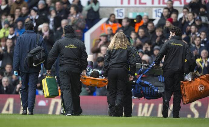 21.03.2015. London, England. Barclays Premier League. Tottenham Hotspur versus Leicester. Tottenham Hotspur s Hugo Lloris is stretchered off. xNigelxCookex  ActionPlus11606914