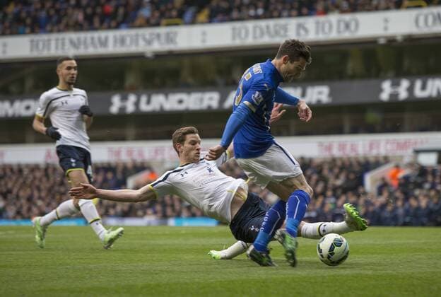21.03.2015. London, England. Barclays Premier League. Tottenham Hotspur versus Leicester. Tottenham Hotspur s Jan Vertonghen challenges Leicester City s David Nugent as he goes to shoot. xNigelxCookex  ActionPlus11606935