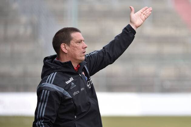 Christian Ziege, Trainer (SpVgg Unterhaching), Einzelbild, Handzeichen, SpVgg Unterhaching vs Stuttgarter Kickers, 21.03.15