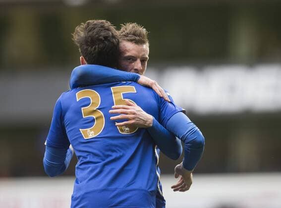 21.03.2015. London, England. Barclays Premier League. Tottenham Hotspur versus Leicester. Leicester City s Jamie Vardy is congratulated by David Nugent after his goal pulled it back to 2-1. xNigelxCookex  ActionPlus11606988