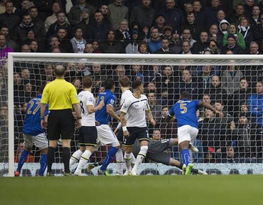 21.03.2015. London, England. Barclays Premier League. Tottenham Hotspur versus Leicester. Leicester City s Wes Morgan (5) powers home his sides equaliser to make it 2-2. xNigelxCookex  ActionPlus11606997