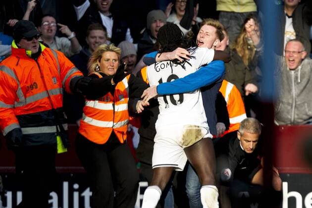 21.03.2015. Birmingham, England. Barclays Premier League. Aston Villa vs Swansea City. Bafetimbi Gomis (Swansea City) celebrates his goal with away supporters. xGrahamxWilsonx  ActionPlus11607005