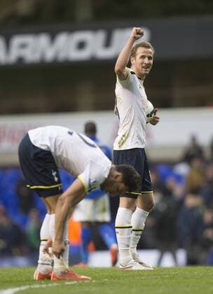 21.03.2015. London, England. Barclays Premier League. Tottenham Hotspur versus Leicester. Tottenham Hotspur s Harry Kane celebrates with the match ball after the game. xNigelxCookex  ActionPlus11607021