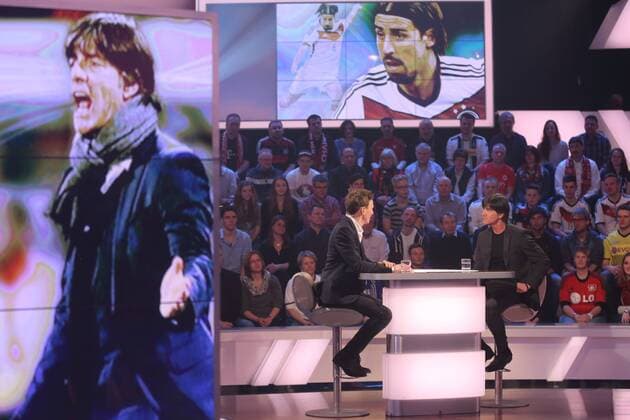 JOCHEN BREYER, JOACHIM LÖW DAS AKTUELLE SPORTSTUDIO ZDF MAINZ - auf der Leinwand Sami Khedira 
