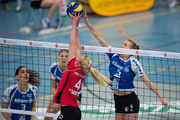 22.03.2015, Halle Berg Fidel, Muenster Volleyball, Bundesliga Frauen, Play-offs Viertelfinale, USC Münster Muenster vs. Allianz MTV Stuttgart Zuspiel Tess von Piekartz ( 4 Muenster) - Block Kim Renkema ( 5 Stuttgart)