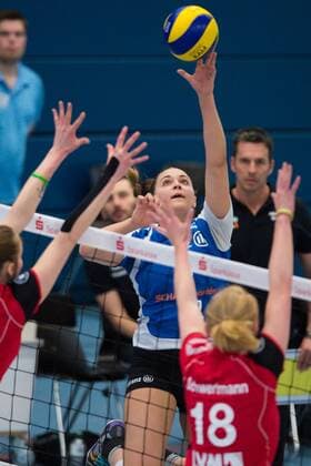22.03.2015, Halle Berg Fidel, Muenster Volleyball, Bundesliga Frauen, Play-offs Viertelfinale, USC Münster Muenster vs. Allianz MTV Stuttgart Block Doppelblock Sarah Petrausch ( 7 Muenster), Leonie Schwertmann ( 18 Muenster) - Angriff Katherine Harms ( 8 Stuttgart)