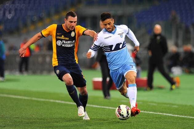 22.03.2015. Stadio Olympico, Rome, Italy, Serie A football. Lazio versus Hellas Verona. Guillermo Rodriguez (Ver) challenges Felipe Anderson (Laz) xGiuseppexMaffiax  ActionPlus11607573