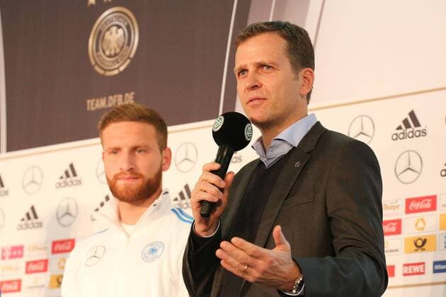 23.03.2015, xjfx, Fussball International, DFB Pressekonferenz vor dem Spiel gegen Australien, v.l.Skodran Mustafi (Deutsche Fussball Nationalmannschaft DFB),Team Manager Oliver Bierhoff (Deutsche Fussball Nationalmannschaft DFB), gibt Anweisungen, gestikuliert, mit den Armen gestikulieren gives instructions, gesticulate.