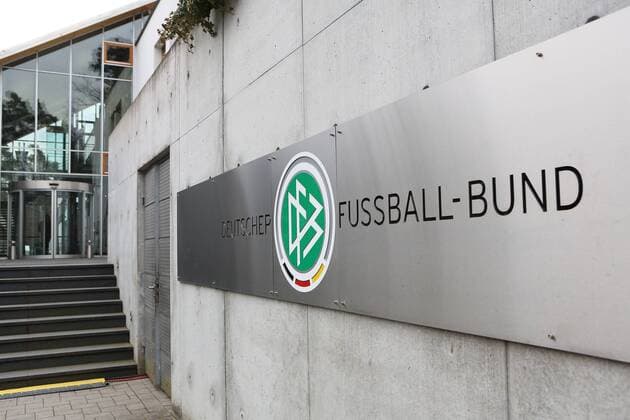 23.03.2015, xjfx, Fussball International, DFB Pressekonferenz vor dem Spiel gegen Australien, v.l.Logo,Eingang, DFB