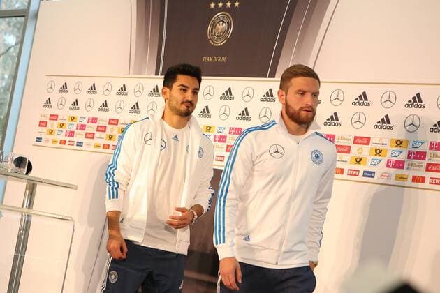 23.03.2015, xjfx, Fussball International, DFB Pressekonferenz vor dem Spiel gegen Australien, v.l.Itkay Guendogan (Deutsche Fussball Nationalmannschaft DFB), Skodran Mustafi (Deutsche Fussball Nationalmannschaft DFB),