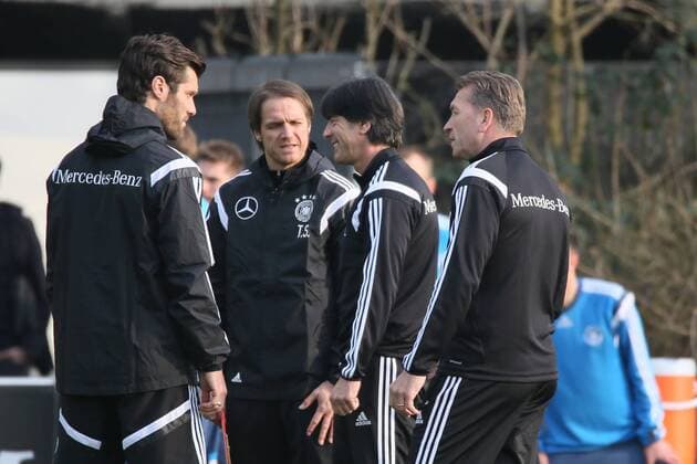 Bundestrainer Joachim Löw mit seinem Trainerstab um Thomas Schneider und Andreas Koepke - Training der Deutschen Nationalmannschaft in Frankfurt