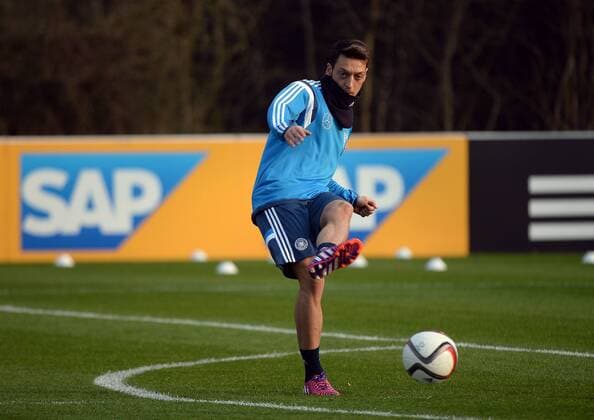 23.03.2015, xjhx, Fussball International, Training Deutschen Fussball Nationalmanschaft, v.l. Mesut Oezil (Deutsche Fussball Nationalmannschaft DFB)