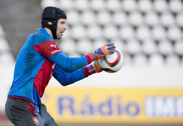 Petr Cech of Czech national soccer team in action during the training prior to the qualification match against Latvia for the European Championships in Prague, Czech Republic, March 23, 2015. (CTKxPhoto VitxSimanek) CTKPhotoP201503230693301  VIS 004